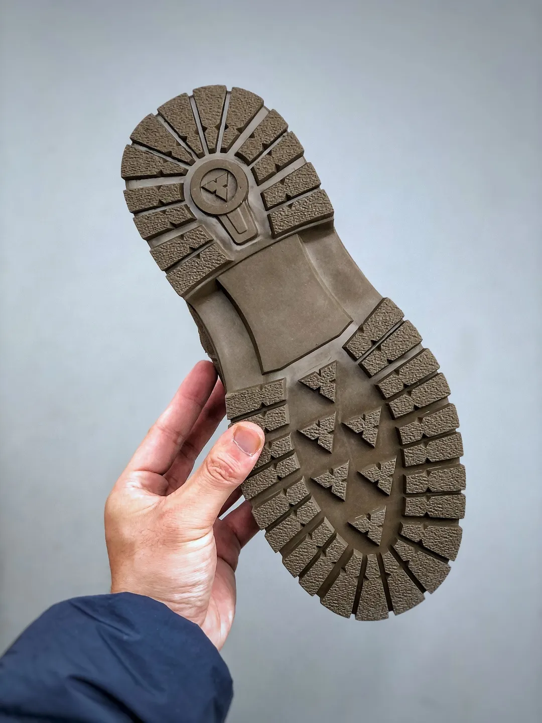 Local 💰560 support store opening new goods 🚀 #Timberland Timberland/Timberland New autumn and winter products Must-have outdoor casual rhubarb boots series for autumn and winter #Guangdong Dachang quality Original box original packaging Fashion and trend matching The fabric is made of Italian 🇮🇹 top matte fine-grained cowhide Light outsole with anti-odor and anti-corrosion genuine leather latex insoles From the outsole to the hardware, all are made from OEM raw materials Same as the original Goodyear's never-opening glue process. Good products don't kill pigs. The quality of the first order is strictly controlled. Exclusively released on the entire network. The quality is beyond doubt. The full set of official website unified packaging gives you a perfect wearing experience. The quality is exquisite and durable. A must-have for sportsmen. Specializes in not looking handsome. High-quality feet feel first-class. This winter, it is specially used for outdoor cold protection. Daily casual matching. Size: 38-44 (leather shoe size)
